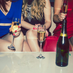 friends-champagne-party friends-champagne-party